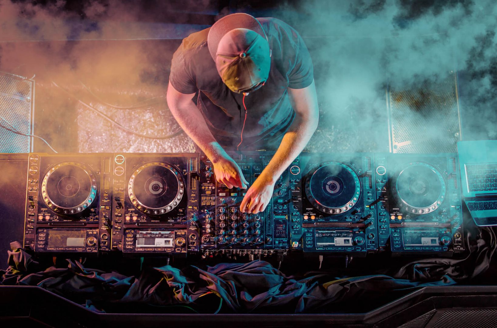 Ein DJ bedient ein Mischpult