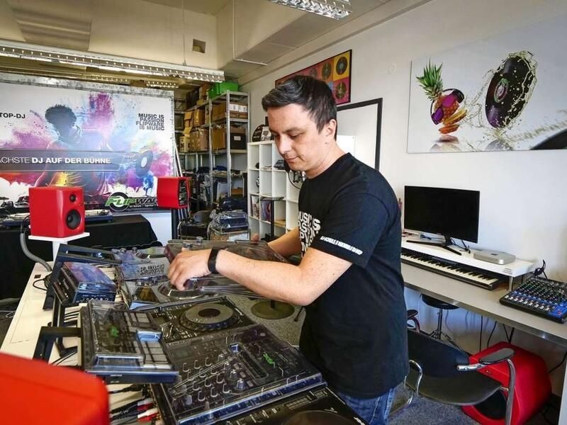 DJ bringt Kindern das Auflegen bei
